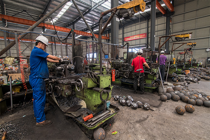 三清山网架配件车间